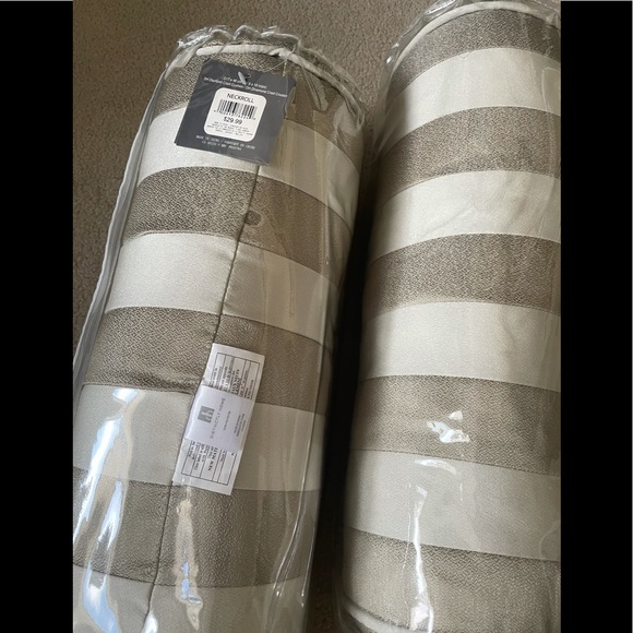 Pair of neck roll pillows - Picture 6 of 8